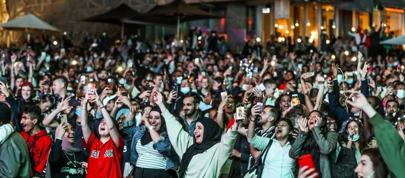 Συγκρατημένα αλλά όχι δυστοπικά όπως η Ελλάδα υποδέχτηκαν οι υπόλοιπες χώρες του κόσμου το 2021 (φώτο)
